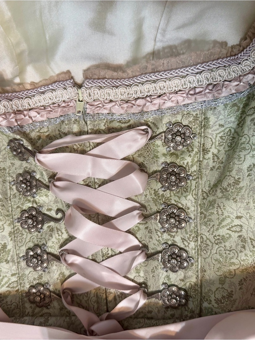 NWT Dirndl Daniela from Bergfeuer in sage green - Picture 9 of 13